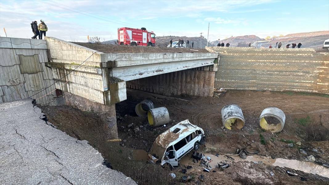 İşçileri taşıyan servis dere yatağına uçtu: 3 ölü, 15 yaralı 6